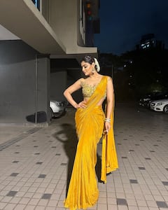 Akanksha Puri: યલ્લો સાડીમાં ખૂબ જ બોલ્ડ લાગી એક્ટ્રેસ આકાંક્ષા પૂરી, જુઓ તસવીરો