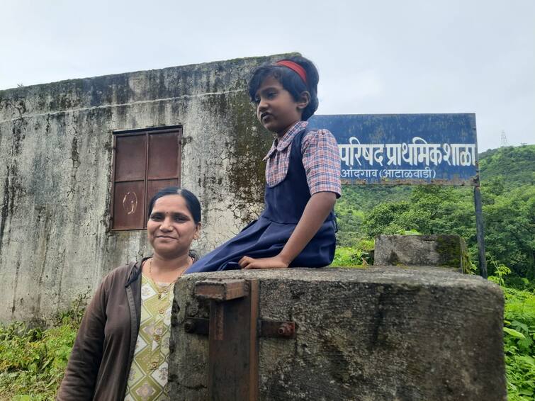 pune school teacher travels 45 km 6 days of week to teach single student Pune School News : एक शाळा, एक शिक्षक, एकच विद्यार्थिनी; एका विद्यार्थिनीला शिकवण्यासाठी शिक्षिकेचा डोंगरदऱ्यातून 45 किमीचा प्रवास