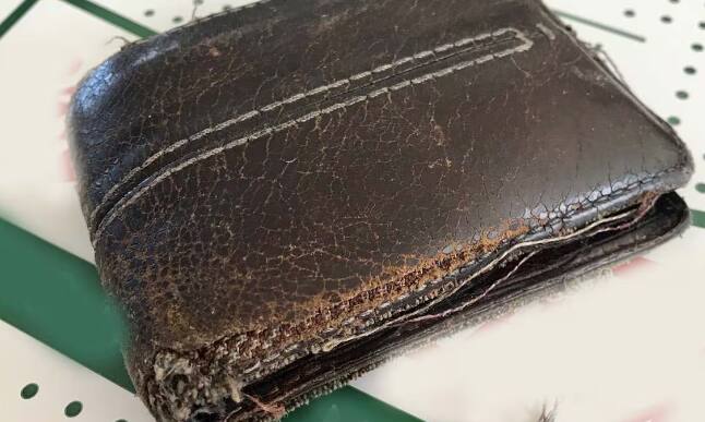 फाटलेल्या पर्स: कधीही फाटलेल्या पर्स वापरू नये, यामुळे तुमचा आहे तो पैसा निघून जाईल.