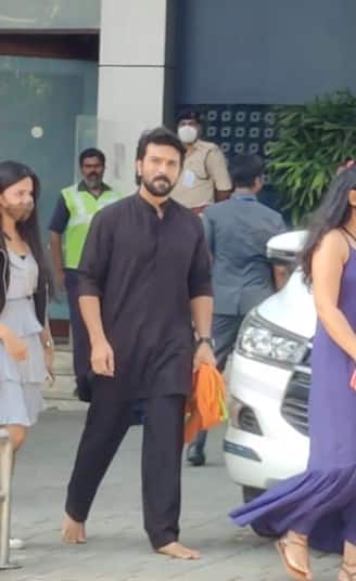 इसके बाद उन्हें एक बार गेटी गैलेक्सी थिएटर के बाहर भी इसी अवतार में देखा जा चुका है. इस दौरान भी उन्होंने चप्पल नहीं पहनी थी. वहीं ऑस्कर 2023 में हिस्सा लेने से पहले भी उन्हें इस अवतार में देखा जा चुका है.