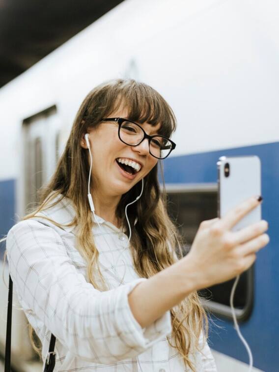 रेल पटरी या प्लेटफार्म के किनारे सेल्फी लेने पर कितना जुर्माना लगता है?