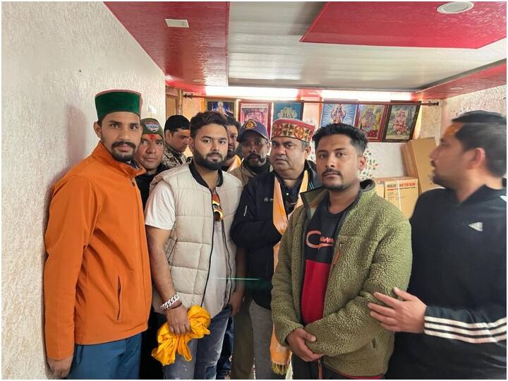 इस दौरान युवा बल्लेबाज को देखने के लिए भारी भीड़ उमड़ी.
