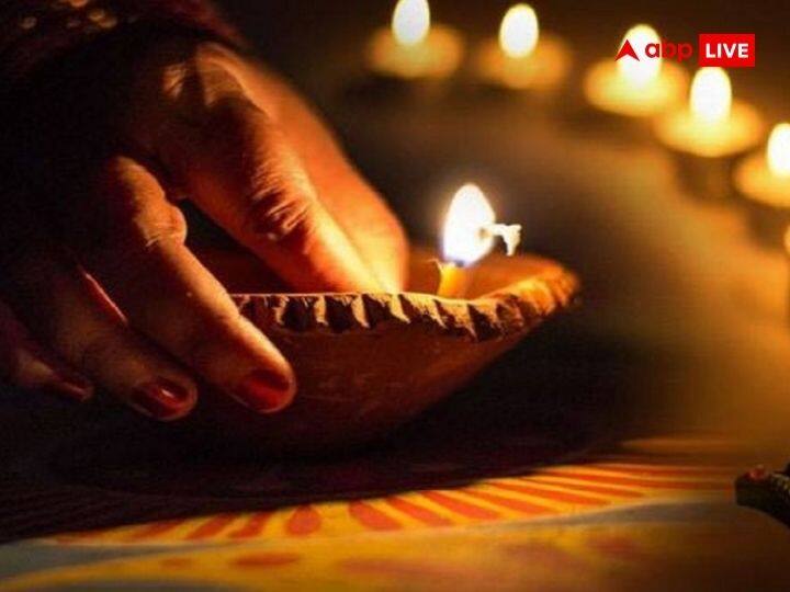 सोने से पहले घर के सभी लाइट्स बंद न करें. खासकर घर का दक्षिण-पश्चिम कोना अंधेरा न रखे. अगर आप अधिक रोशनी में सो नहीं पाते तो इस कोने में एक दीपक जला सकते हैं या फिर यहां एक छोटा बल्व भी लगा सकत हैं. मान्यता है कि इस में अंधेरा होने से पितृ नाराज होते हैं.