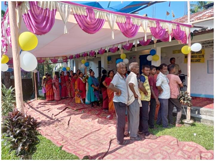 कैदी भी नहीं डाल सकते हैं वोट- जो लोग जेल में हैं और वो चाहे विचाराधीन कैदी ही हो, वो वोट नहीं डाल सकते हैं. हालांकि, कुछ कैदियों को छूट का प्रावधान है और जब कैदी पैरोल पर बाहर होता है तो भी वोट डाल सकता है.