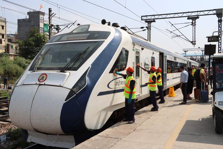 रेल्वे मंत्र्यांनी वंदे भारत स्लीपर ट्रेनचा फर्स्ट लूक आणि आतमधील डिझाईन दाखवणारे फोटो शेअर केले आहेत.