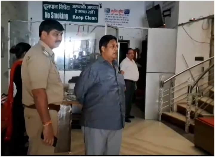 Shamli News CMO Sanjay Aggarwal sealed City Hospital for irregularities UP News ANN UP News: शामली में स्वास्थ्य विभाग की बड़ी कार्रवाई, अनियमितता मिलने पर सीएमओ ने हॉस्पिटल किया सील
