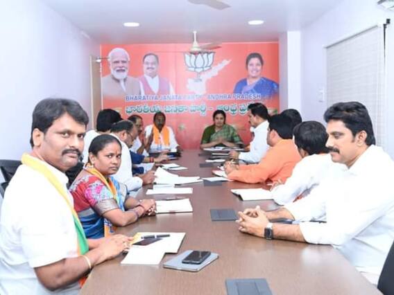 AP BJP: చంద్రబాబు అరెస్ట్, పవన్ పొత్తు ప్రకటనపై ఏపీ బీజేపీ స్టాండ్ ఏంటి- కోర్ కమిటీలో కీలక నిర్ణయం AP BJP: చంద్రబాబు అరెస్ట్, పవన్ పొత్తు ప్రకటనపై ఏపీ బీజేపీ స్టాండ్ ఏంటి- కోర్ కమిటీలో కీలక నిర్ణయం
