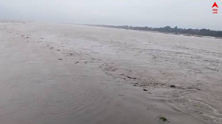 ডিভিসি'র জল ছাড়ায় দামোদরের জলস্তর অনেকটাই বেড়েছে। তবে শুধু এবছরই নয়, প্রায় অধিকাংশ বছরই এই কারণে প্রায় বন্যা পরিস্থিতির মুখে পড়তে হয় রাজ্যের একাধিক জেলাগুলিকে।