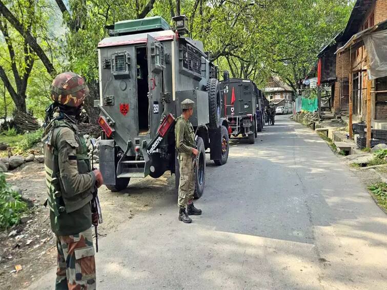 Jammu kashmir 2 Terrorists Killed In Kulgam Encounter Search On For More Terror Operatives Terrorists Encounter: காஷ்மீரில் 2 பயங்கரவாதிகள் சுட்டுக்கொலை...தேடுதல் வேட்டையில் பாதுகாப்பு படை தீவிரம்..!