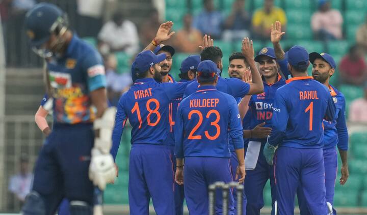 मागील 12 वर्षांपासून भारतीय संघाला एकही आयसीसी ट्रॉफी जिंकता आली नाही. टीम इंडिया घरच्या मैदानावर विश्वचषक विजयासाठी मैदानात उतरणार आहे. भारतीय संघ आयसीसी क्रमवारीत सध्या अव्वल स्थानाववर आहे. भारताने नुकतेच आशिया चषकावर नाव कोरले होते. त्यानंतर ऑस्ट्रेलियाला 2-1 च्या फरकाने मात दिली होती.