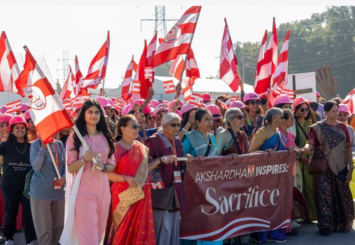 વિવિધ વયની લગભગ 43 મહિલાઓ દ્વારા રજૂ કરવામાં આવેલી સિમ્ફની સાથે કાર્યક્રમની શરૂઆત થઈ હતી, ત્યારબાદ 200 થી યુવતીઓ અને મહિલાઓ દ્વારા નૃત્ય પ્રસ્તુતિ કરવામાં આવી હતી, જેમાં ભારતીય નૃત્યના ઉત્તમ સ્વરૂપ ભરતનાટ્યમનો પણ સમાવેશ થાય છે.