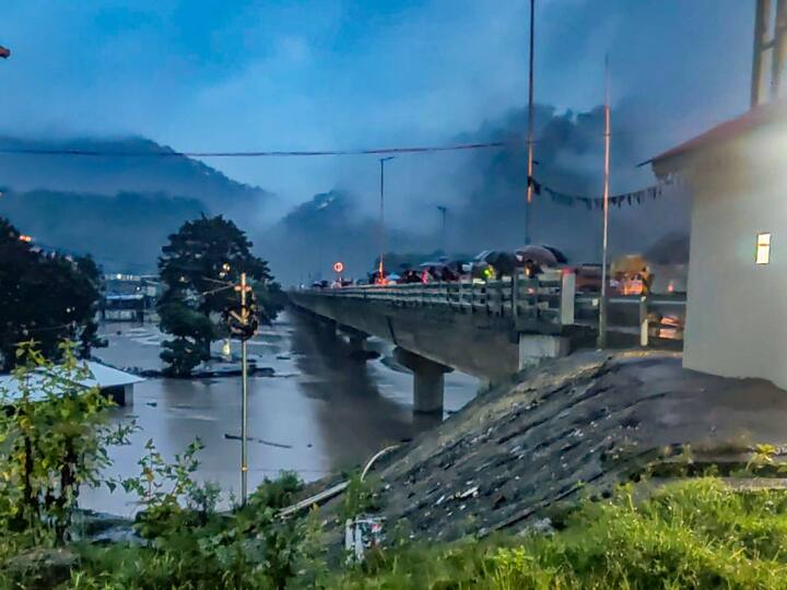 Sikkim Flash Floods PM Modi took stock of disaster caused by Sikkim cloud burst talked to CM Prem Singh Tamang Sikkim Flash Floods: सिक्किम में बादल फटने से 5 की मौत, जवानों समेत 40 लापता, पीएम मोदी ने सीएम प्रेम तमांग से की बात