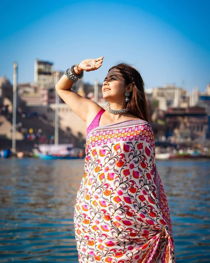 प्रिंट साड़ी पहनना पसंद है तो देवोलीना की तरह साड़ी कैरी कर सकती हैं. इस फंक्शन पर आपको काफी अच्छा लुक देने के लिए एक्ट्रेस के साड़ी लुक्स बेहतरीन साबित हो सकते है.