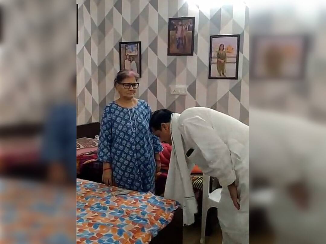 Sanjay Singh Arrest Seeks Mother Blessings ED Money Laundering Case Liquor Policy Scam AAP Workers Chant Slogans WATCH: Sanjay Singh Seeks Mother's Blessing Before Arrest As AAP Workers Raise Slogans Against Centre