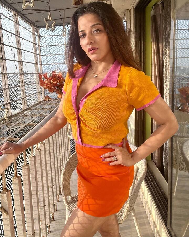 આ તસવીરોમાં મોનાલિસા ટૂંકા કપડા પહેરીને એવી રીતે પોઝ આપી રહી છે કે જોનારા પણ દંગ રહી જાય.