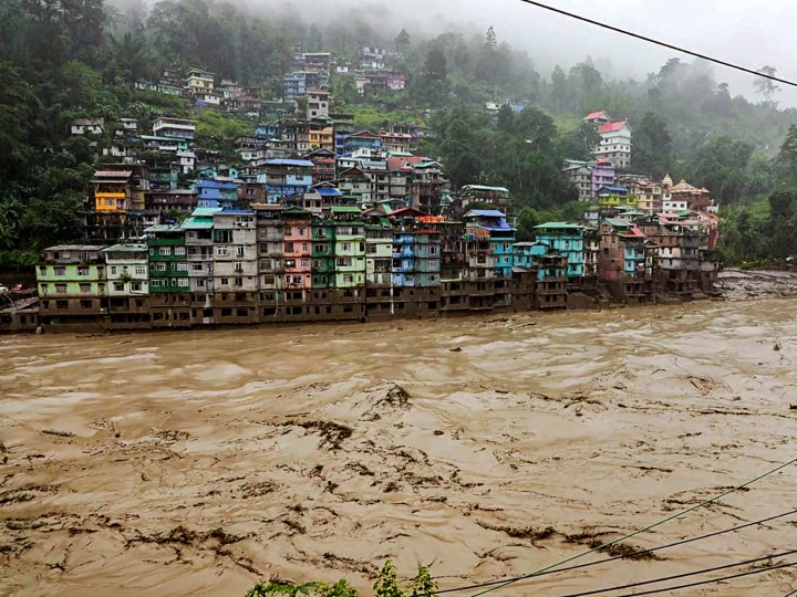 Sikkim Flash Floods: सिक्किम में बादल फटने से 5 की मौत, जवानों समेत 40 लापता, पीएम मोदी ने सीएम प्रेम तमांग से की बात