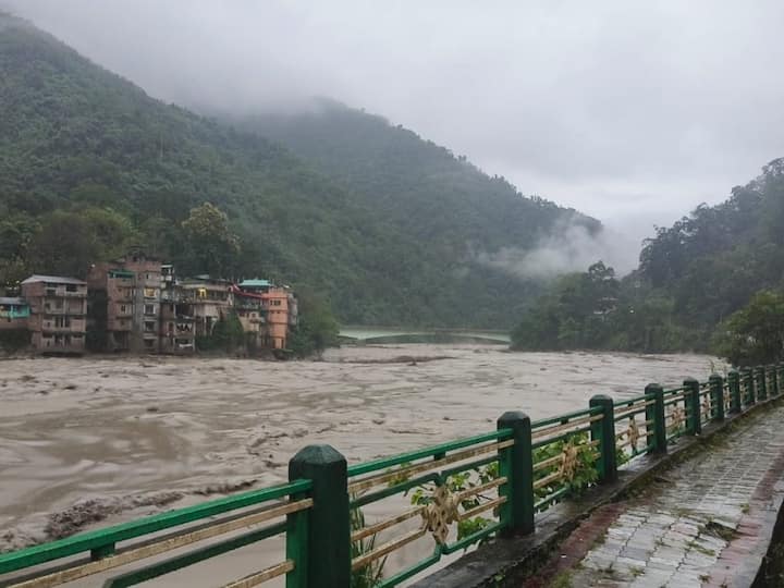 Sikkim Cloud Burst 23 Army Personnel Reported Missing Flash Flood Teesta River in Lachen Valley Sikkim Cloudburst: 3 Dead, 23 Army Personnel Missing In Flash Floods. 7 Rescued In Singtam