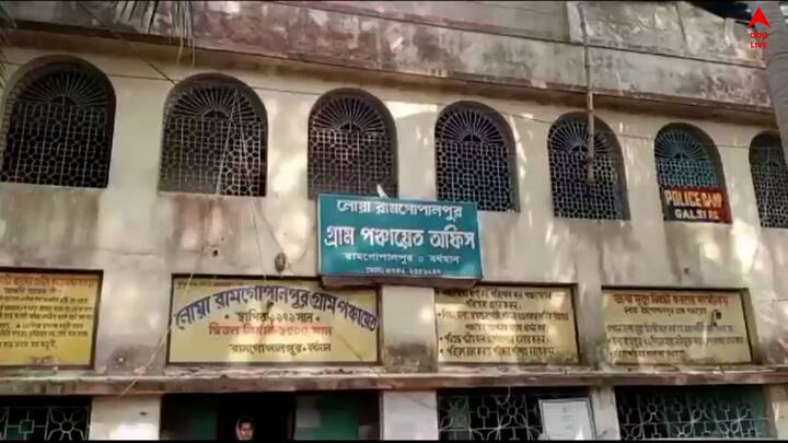 এদিকে ডিভিসি থেকে ক্রমাগত জল ছাড়ায় দামোদরের জলস্তর অনেকটা বেড়ে যাওয়ায় সেচ দপ্তরের ইঞ্জিনিয়ারদের নদীবাঁধ পরিদর্শনের নির্দেশ দিয়েছেন জেলাশাসক।