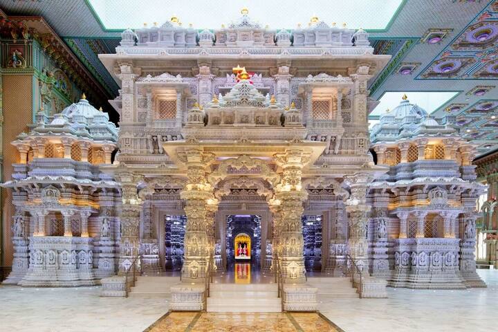 Akshardham Temple: અમેરિકાના ન્યુજર્સીમાં ખુલવા આવનાર અક્ષરધામ મંદિર ભારત બહાર વિશ્વનું બીજું સૌથી મોટું હિન્દુ મંદિર કહેવાશે અને તેની ભવ્યતા એવી છે કે તસવીરો જોઈને આંખો ચમકી જશે.
