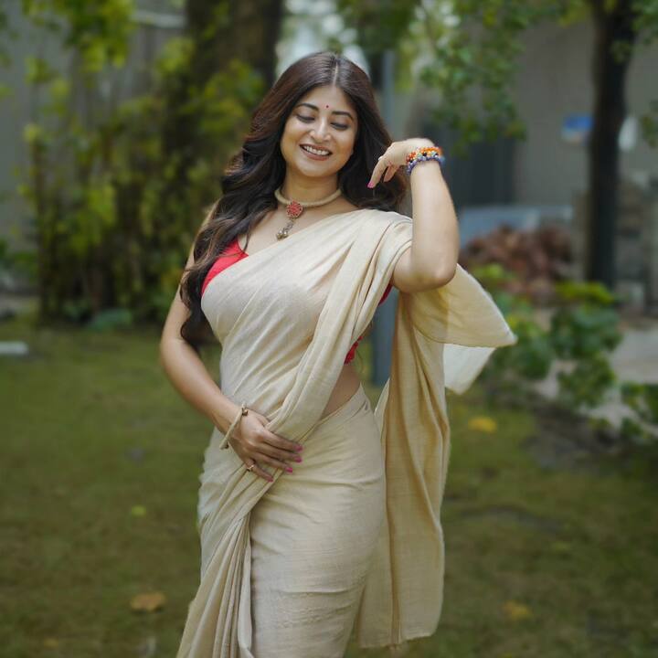 নিজের শপিং না হলেও, বাবা-মায়ের জন্য কেনাকাটা করে ফেলেছেন সন্দীপ্তা। বলছেন, 'মাকে একটা শার্টিন শিফনের শাড়ি কিনে দিয়েছি খুব সুন্দর। আর একটা গয়নার সেট। বাবা ভীষণ কুল.. ওঁর জন্য চিনোজ, শার্ট আর ব্লেজার। তবে মা-বাবা খুব বকাবকি করছেন, ওঁদের টাকা দিয়ে এখনও কিছু কেন হয়নি আমার।'