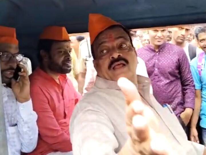 यावेळी रिक्षात ठाकरे गटाचे शहर प्रमुख रविकिरण इंगवले यांच्यासह कार्यकर्ते होते.