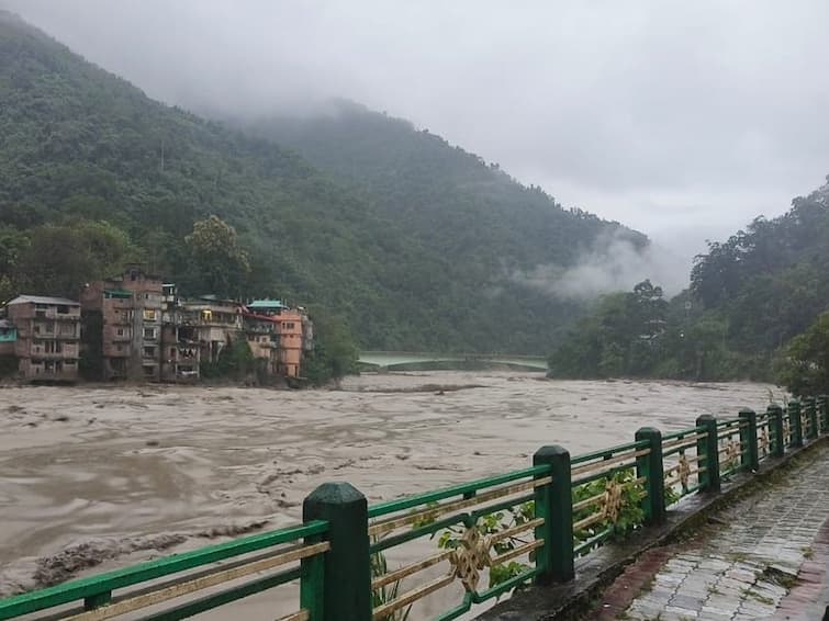 sikkim cloud burst 23 army personnel reported missing flash flood teesta river in lachen valley Sikkim Cloud Burst : सिक्किममध्ये ढगफुटीमुळे पूर, लष्कराचे 23 जवान बेपत्ता; शोधकार्य युद्पातळीवर