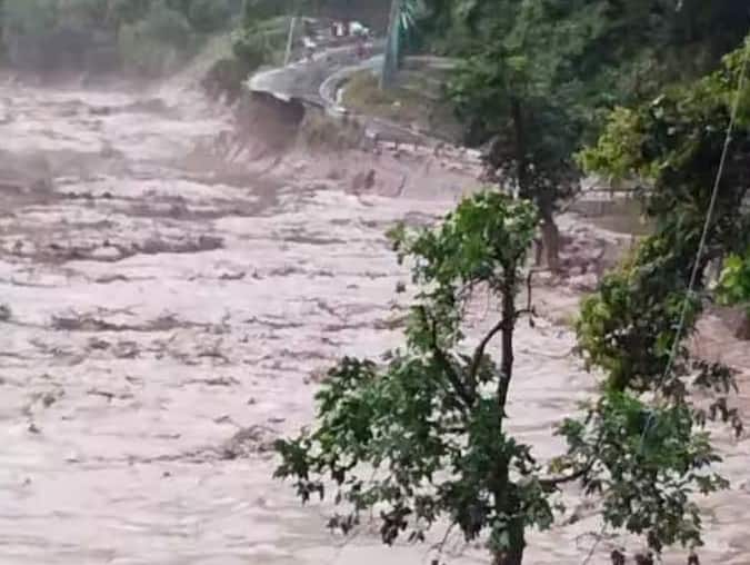 Sikkim Flood: સિક્કિમમાં વાદળ ફાટ્યા બાદ પૂર આવ્યું હતું, ત્યારબાદ તબાહીના દ્રશ્યો જોવા મળ્યા હતા. અનેક વાહનો પાણીમાં ગરકાવ થયા હતા.