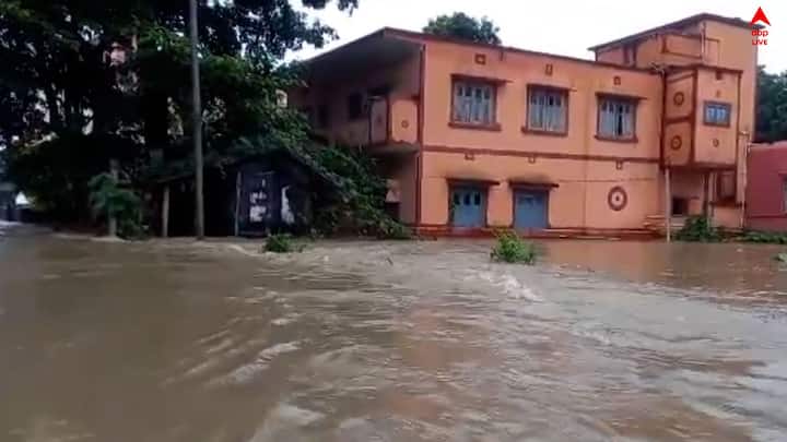 মূলত DVC-র জল ছাড়ায় দামোদরের জলস্তর অনেকটাই বেড়েছে।একদিকে দক্ষিণবঙ্গে লাগাতার বর্ষণ। অন্যদিকে ঝাড়খন্ডেও চলছে ব্যপক বৃষ্টি।