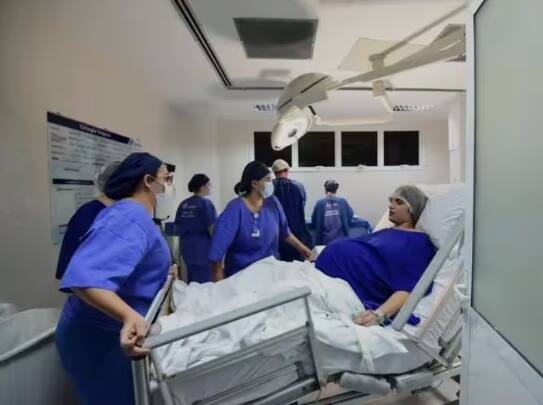 world news brazil woman gives birth to six babies in 10 minutes in colatina city Brazil: महिलेने 10 मिनिटांत दिला 6 बाळांना जन्म; एक बाळ तर आकाराने तळहाताएवढं लहान