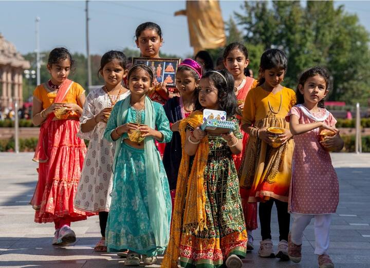 BAPS સ્વામિનારાયણ અક્ષરધામના 12 ગર્ભગૃહોમાંની મૂર્તિઓ સાથે સેંકડો સંતો અને ભક્તો અદમ્ય ઉત્સાહભેર નગરયાત્રામાં જોડાયા