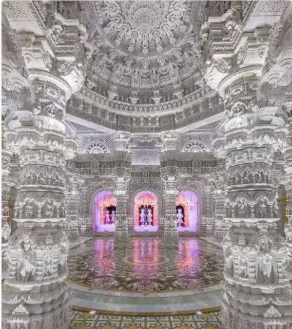 ਮੰਦਰ ਵਿੱਚ ਰੌਸ਼ਨੀਆਂ ਦੇ ਨਾਲ ਰੰਗਾਂ ਦਾ ਸੁੰਦਰ ਸੁਮੇਲ ਹੈ।