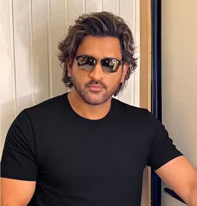 ਹੁਣ ਧੋਨੀ ਬਿਲਕੁਲ ਨਵੇਂ ਅਤੇ ਤਾਜ਼ੇ ਲੁੱਕ 'ਚ ਨਜ਼ਰ ਆਏ ਹਨ। ਧੋਨੀ ਦਾ ਇਹ ਲੁੱਕ ਇੰਟਰਨੈੱਟ 'ਤੇ ਖੂਬ ਧੂਮ ਮਚਾ ਰਿਹਾ ਹੈ।