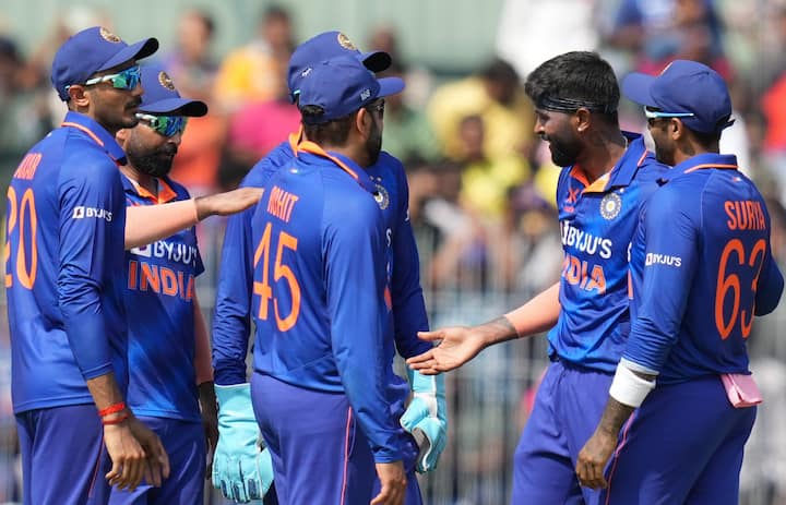 विश्वचषकाआधी टीम इंडिया भन्नाट फॉर्मात आगे. आशिया चषकात भारताने आपला दबदबा कायम ठेवत एकतर्फी विजय मिळवला. त्यानंतर मायदेशात ऑस्ट्रेलियाला लोळवलं. भारतीय संघ वनडे क्रमवारीत पहिल्या क्रमांकावर विराजमान आहे. भारतीय संघाने आशिया चषकाच्या फायनलमध्ये श्रीलंकेला 60 धावाही करुन दिल्या नाहीत. तर पाकिस्तानविरोधात 66 वर 4 विकेट गमावल्यानंतरही कमबॅक केले होते. भारतीय संघ फक्त आघाडीच्या तीन फलंदाजावर अवलंबून नाही... प्रत्येक फलंदाज, खेळाडू फॉर्मात आहे. गोंदाजीतही भारताचा दबदबा कायम आहे. त्यामुळे भारतीय संघाला विजयाचा दावेदार म्हटले जातेय.