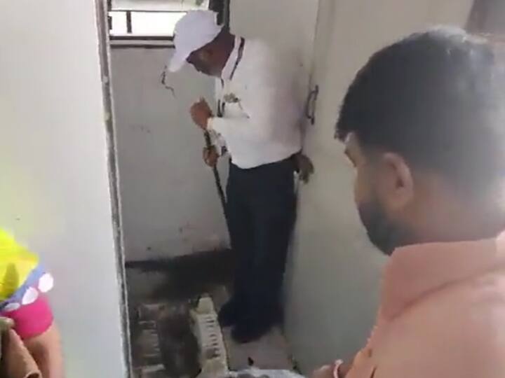 Maharashtra Shiv Sena MP Hemant Patil case Filed for making Nanded Hospital dean clean toilet Nanded Hospital News: अस्पताल के डीन से शौचालय साफ कराना शिवसेना सांसद को पड़ा भारी, पुलिस ने दर्ज किया मामला