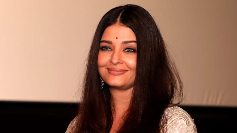 Aishwarya Rai Bacchan: Aishwarya Rai Bachchan gets brutally TROLLED for her look at Paris Fashion Week, know in details Aishwarya Rai Bacchan: 'এত প্লাস্টিক সার্জারির দরকার ছিল?' ব়্যাম্পে ঐশ্বর্য্যকে দেখেই ধেয়ে এল কটাক্ষ
