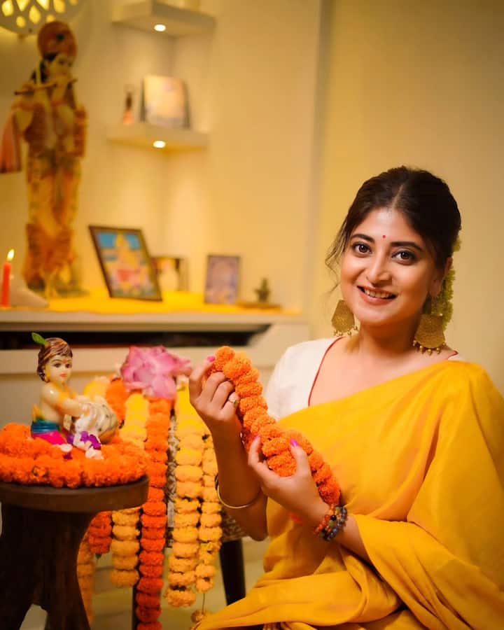 সন্দীপ্তা বলছেন, 'আমি নতুন আবাসনে গিয়েছি, সেখানে এইবছর প্রথম পুজো। বাবা-মাকে নিয়ে আবাসনের সেই পুজোতেই অঞ্জলি দেব। আর অষ্টমীর ভোগটা মিস করা যাবে না কোনোমতেই। ঘুরে ঘুরে ঠাকুর দেখার সুযোগ তো আর পাই না। ফলে বন্ধুদের বাড়িতে আড্ডার আসর বসবে। অনেকে খুব ভাল গান গায়.. আর রাত জেগে আড্ডা তো রয়েছেই। বন্ধুরা এবার কিছুতেই ছাড়বে না।'