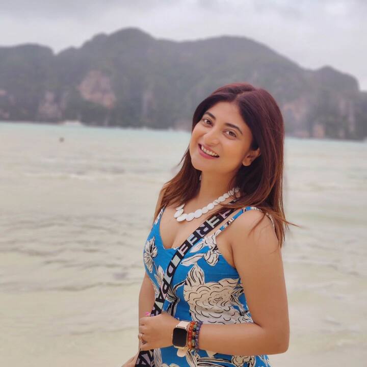 সন্দীপ্তা বলছেন, 'আবাসনে ভোগ তো খাব বটেই। সপ্তমী বা নবমীর সকালে ইচ্ছা আছে, বাবা-মা আর সৌম্যকে নিয়ে কোনও বাঙালি রেস্তোরাঁয় খেতে যাব। সারা বছরই বাঙালি খাবার ভীষণ পছন্দ করি আমার, আর পুজোর সময় ওটা মাস্ট।''