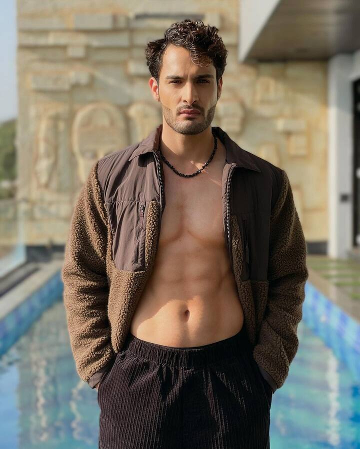 'Bigg Boss 15' से उमर रियाज ने अपनी अलग पहचान बनाई. इस शो में एक्टर को फैंस ने काफी प्यार भी दिया. उमर रियाज ने 'बिग बॉस' के मेकर्स पर बायस्ड होने का आरोप लगाया था.