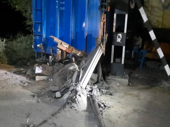 Kanchipuram train accident Fortunately there were no casualties TNN தண்டவாளத்தில் இருந்து சாலைக்கு வந்த ரயில்.....நசுங்கிய வாகனங்கள்....காஞ்சிபுரத்தில் பரபரப்பு