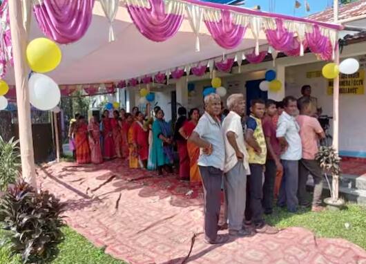 ਇੱਥੋਂ ਤੱਕ ਕਿ ਕੈਦੀ ਵੀ ਵੋਟ ਨਹੀਂ ਪਾ ਸਕਦੇ - ਜਿਹੜੇ ਜੇਲ੍ਹ ਵਿੱਚ ਹਨ ਅਤੇ ਭਾਵੇਂ ਉਹ ਅੰਡਰ ਟਰਾਇਲ ਕੈਦੀ ਹਨ, ਉਹ ਵੋਟ ਨਹੀਂ ਕਰ ਸਕਦੇ। ਹਾਲਾਂਕਿ, ਕੁਝ ਕੈਦੀਆਂ ਲਈ ਛੋਟ ਦੀ ਵਿਵਸਥਾ ਹੈ ਅਤੇ ਕੈਦੀ ਪੈਰੋਲ 'ਤੇ ਬਾਹਰ ਆਉਣ 'ਤੇ ਵੀ ਹੀ ਵੋਟ ਪਾ ਸਕਦੇ ਹਨ।