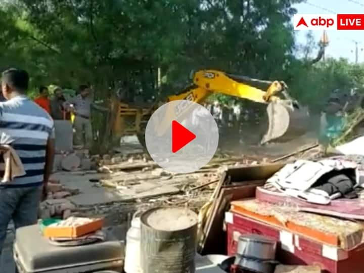 Ujjain Rape Case Bulldozer hits illegal house of rape accused Bharat Soni MP News Ujjain Rape Case: नाबालिग से रेप के आरोपी के मकान पर चला बुलडोजर, सरकारी जमीन पर बना था घर