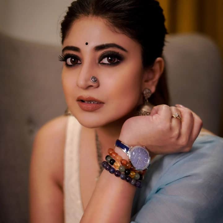 সন্দীপ্তা বলছেন, 'আমি একরঙের মলমল খুব ভালবাসি, সেটাই কিনেছি। শপিং শেষ করার এক্কেবারে সময় পাচ্ছি না। পুজোর আগে বিভিন্ন বিজ্ঞাপনী শ্যুট নিয়ে ভীষণ ব্যস্ত।'