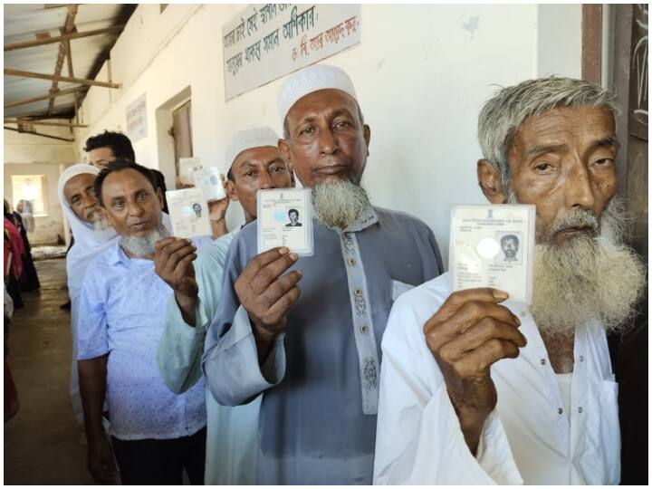 जिनका वोटर लिस्ट में नाम नहीं है- अगर कोई व्यक्ति भारत का नागरिक है और लंबे समय से भारत में ही रह रहा है, लेकिन अगर उसका नाम वोटिंग लिस्ट में नहीं है तो उन्हें वोट का अधिकार नहीं दिया जाता है.