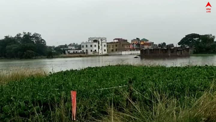 এদিকে ডিভিসি থেকে ক্রমাগত জল ছাড়ায় দামোদরের জলস্তর অনেকটা বেড়ে যাওয়ায় সেচ দপ্তরের ইঞ্জিনিয়ারদের নদীবাঁধ পরিদর্শনের নির্দেশ দিয়েছেন জেলাশাসক।