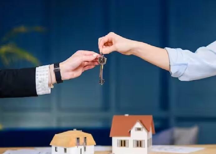 જો તમે 20 વર્ષની મુદત માટે યુકો બેંકમાંથી 30 લાખ રૂપિયાની લોન લો છો તો તમારે 8.45 થી 12.60 ટકા વ્યાજ ચૂકવવું પડશે. આમાં બેંકને પ્રોસેસિંગ ફી તરીકે 1,500 થી 15,000 રૂપિયા ચૂકવવા પડશે.