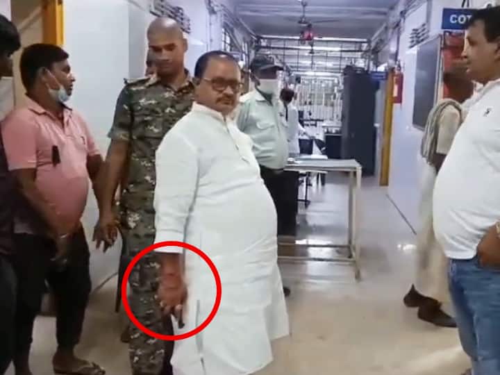 CM Nitish Kumar Party JDU MLA Gopal Mandal Reached JLNMCH Hospital With Revolver ann Bihar: हाथ में रिवॉल्वर, फिल्मी स्टाइल! इस तरह अस्पताल में क्यों घुसे CM नीतीश के विधायक गोपाल मंडल? जानिए मामला