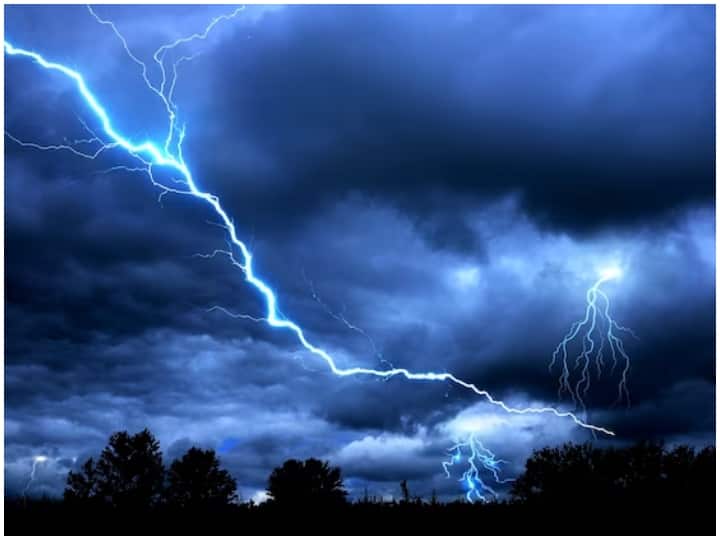 Is it safe to Operate mobile phone during a thunderstorm or lightening Read Here All details क्या सही में बिजली कड़कती है तब फोन नहीं चलाना चाहिए, वहां गिर जाती है बिजली?
