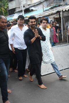 माथे पर टीका, कंधे पर गमछा और ब्लैक कुर्ता पजामा पहने बप्पा के दर्शन करने पहुंचे Ram Charan, फोटोज हुईं वायरल