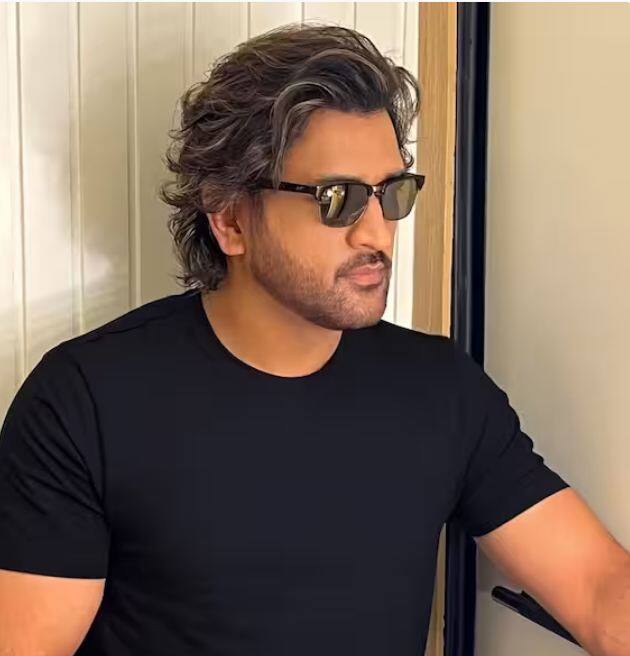 ਸਾਬਕਾ ਭਾਰਤੀ ਕਪਤਾਨ ਮਹਿੰਦਰ ਸਿੰਘ ਧੋਨੀ ਅਕਸਰ ਆਪਣੇ ਲੁੱਕ ਨੂੰ ਲੈ ਕੇ ਸੁਰਖੀਆਂ 'ਚ ਰਹਿੰਦੇ ਹਨ। ਧੋਨੀ 2007 ਤੋਂ ਲੋਕਾਂ ਨੂੰ ਆਪਣੀ ਲੁੱਕ ਨਾਲ ਦੀਵਾਨਾ ਬਣਾ ਰਹੇ ਹਨ।