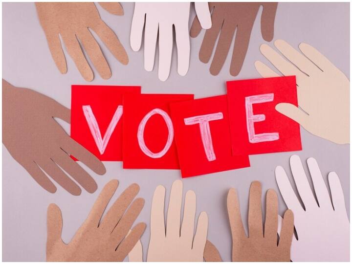 विदेश में रह रहे लोग नहीं डाल सकते वोट- जो लोग विदेश में रह रहे हैं और उन्होंने दूसरे देश की नागरिकता हासिल कर ली है तो वो लोग वोट नहीं डाल सकते हैं.